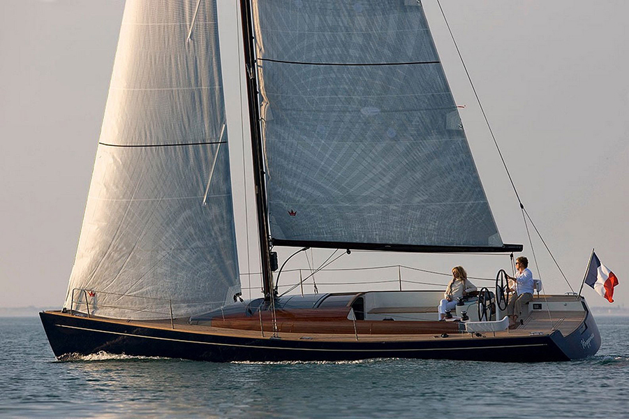 tofinou yacht on starboard tack in calm conditions